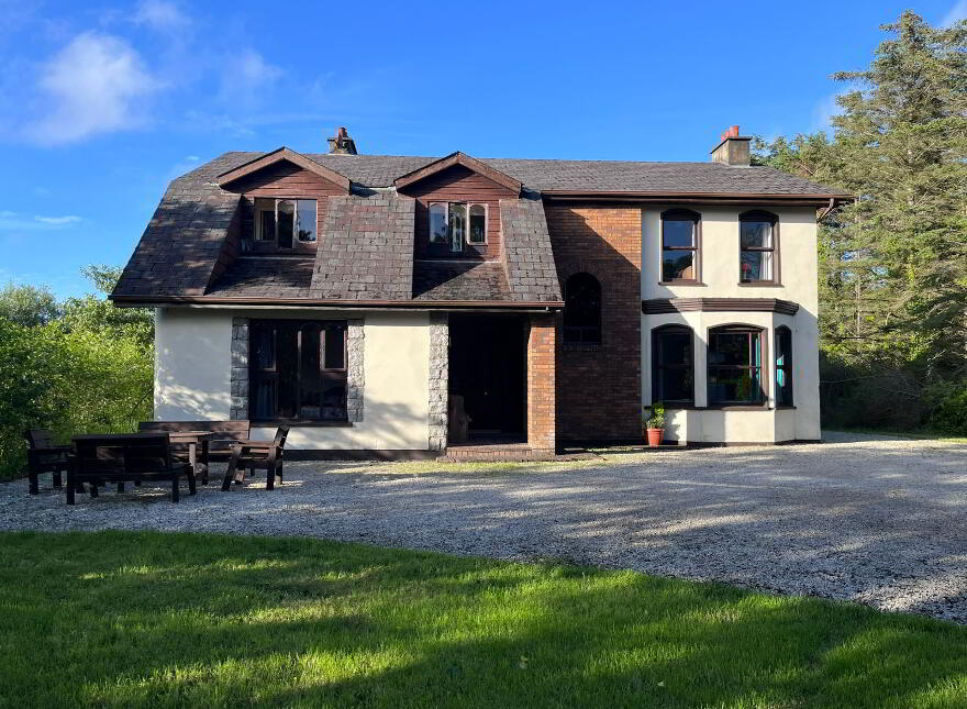 SUBSTANTIAL 5/6 BEDROOM COASTAL HOME, Ballyconnell, Falcarragh, F92X4V9