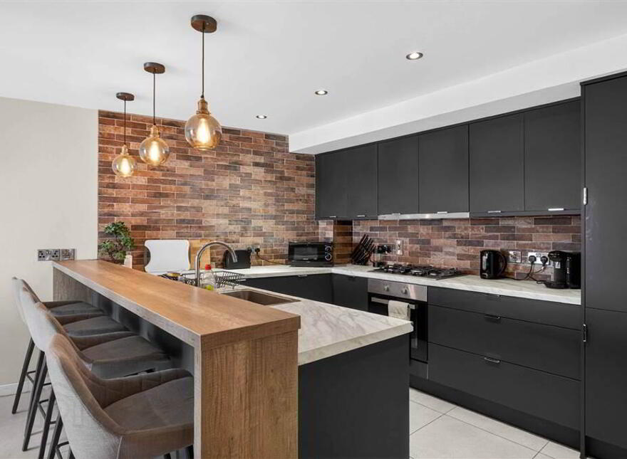 Apt 29, 17 Queens Square, Belfast, BT1 3FF