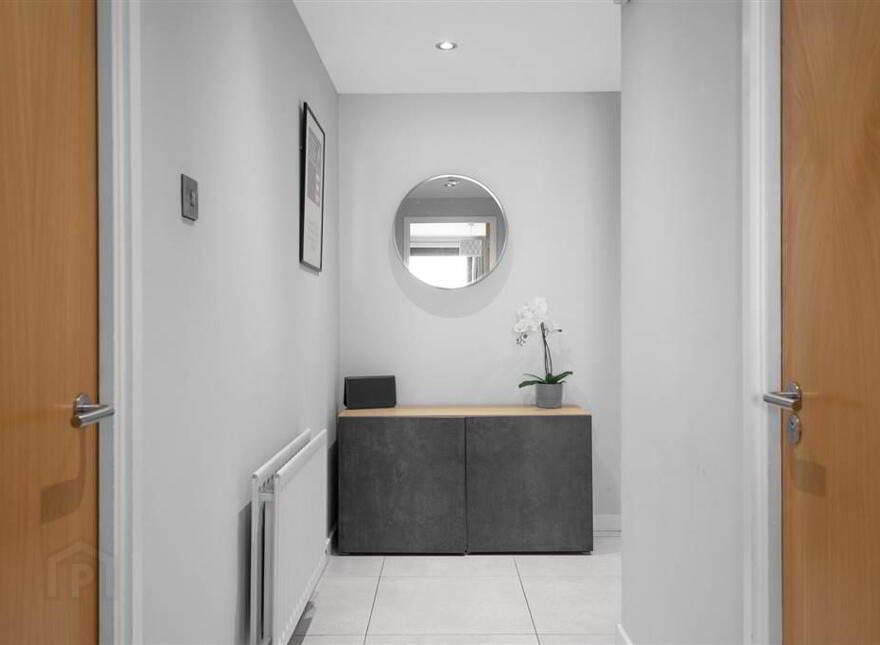 Apt 29, 17 Queens Square, Belfast, BT1 3FF