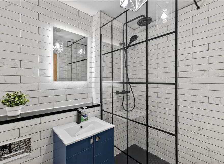 Apt 29, 17 Queens Square, Belfast, BT1 3FF