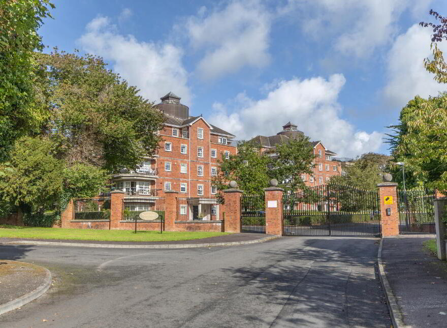 The Penthouse, 18 Seafields Court, Warrenpoint, Newry, BT34 3XB