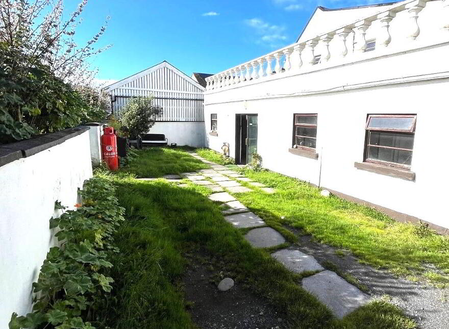 "Strandhill Lodge", Shore Road, Strandhill, F91W957