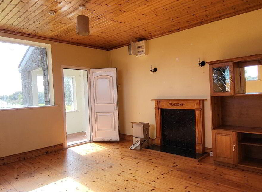 Derry Quay Lodge, Ballymagibbon South, Cross, F12VY04