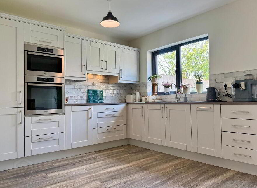 28 Meadow Avenue, Whitebrook, Whiterock, Y35R99C