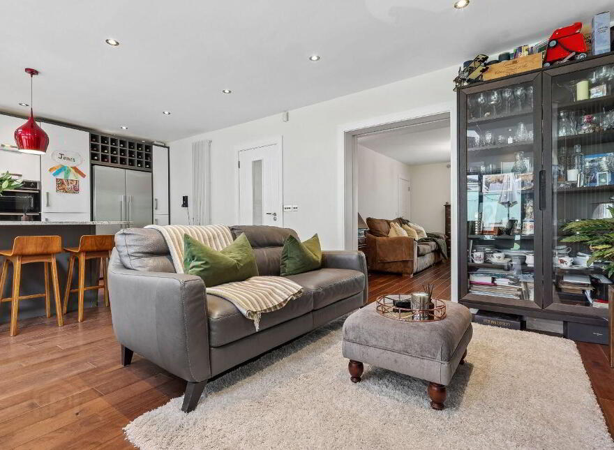 2 The Garth, Kingswood, Kingswood, D24Y62X