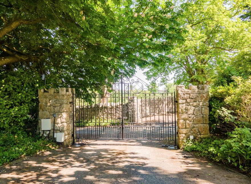 Newgrange, Barnaslingan Lane, Kilternan, Kilternan, D18FK03