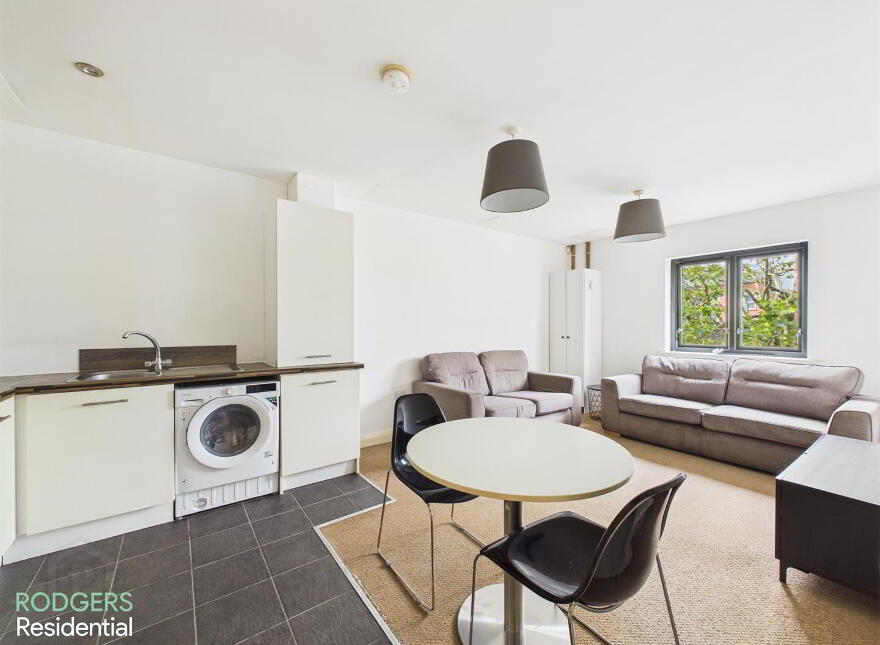 Apt 2, 228 Albertbridge Road, Belfast, BT5 4GW