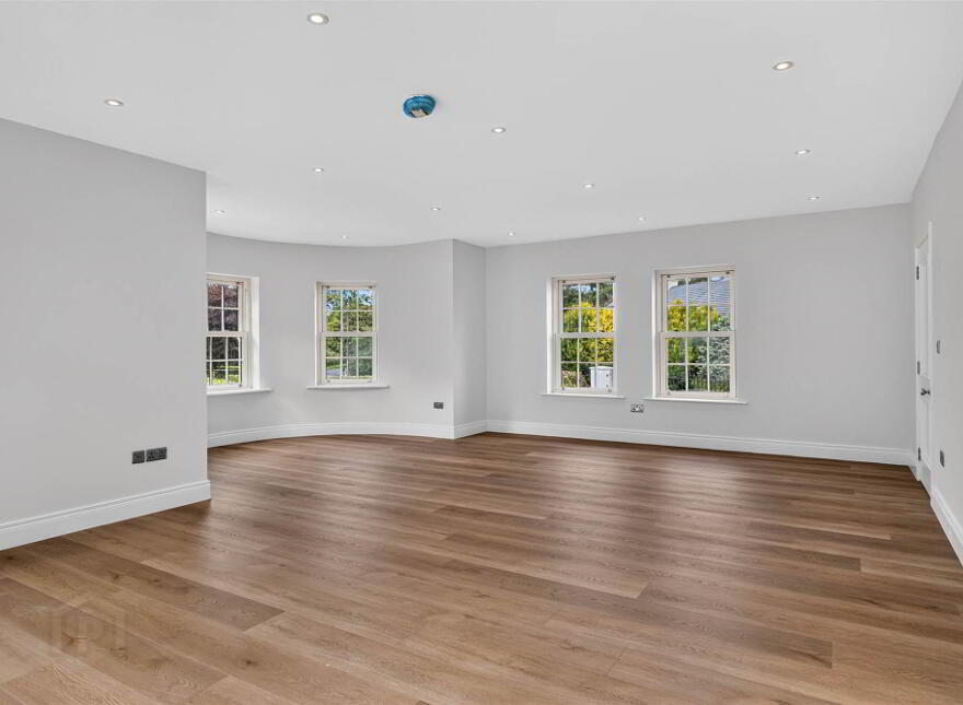 22 Lisburn Road, Saintfield, BT24 7AL