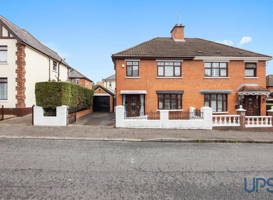 8 La Salle Park, Falls Road, Belfast, BT12 6DL