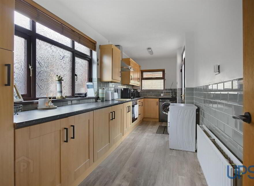 8 La Salle Park, Falls Road, Belfast, BT12 6DL