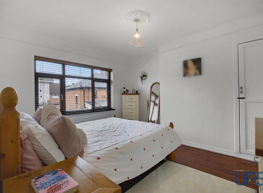 8 La Salle Park, Falls Road, Belfast, BT12 6DL