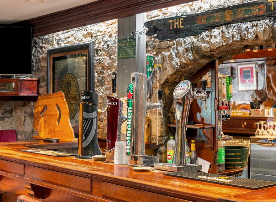The Thatch, Traditional Bar & Restaurant, Killenard, R32NNP8