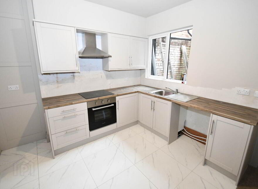 170 Kingsway, Belfast, BT17 9AD