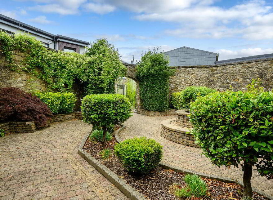 5 The Shambles, Allen Square, Bandon, P72FE06