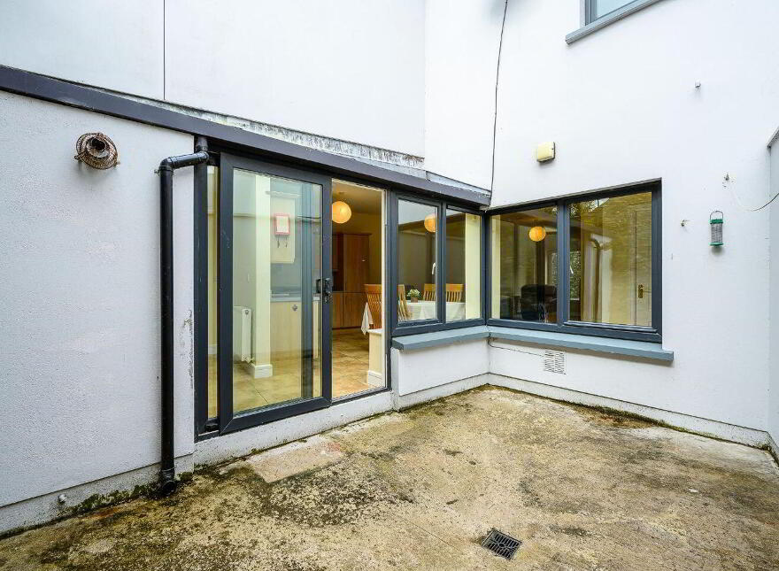 5 The Shambles, Allen Square, Bandon, P72FE06