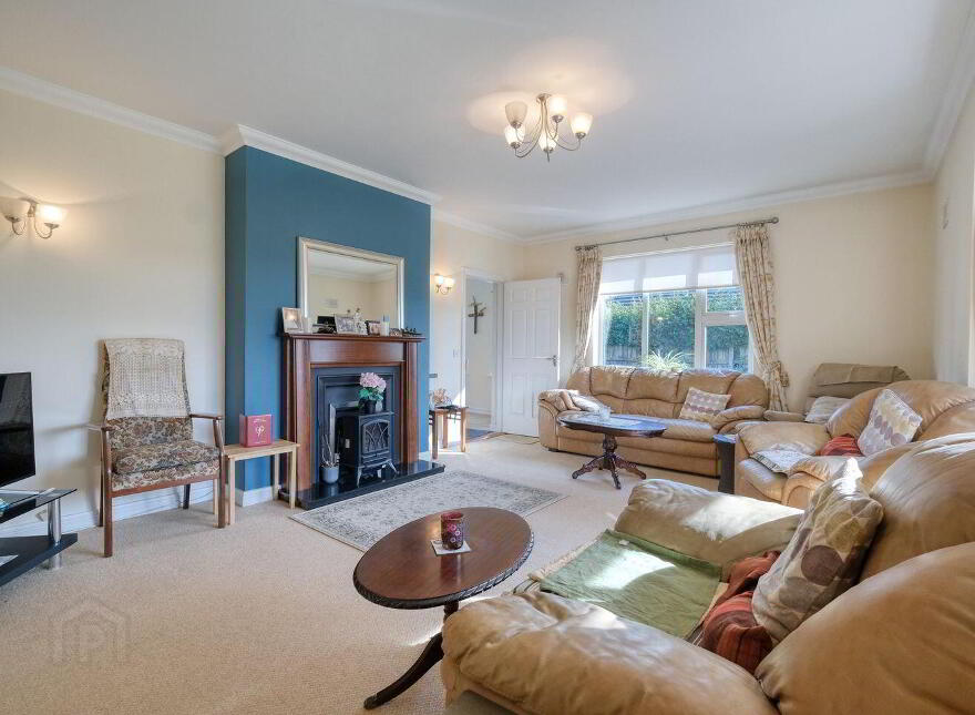 2 Tennis Court Lane, N39R6X0