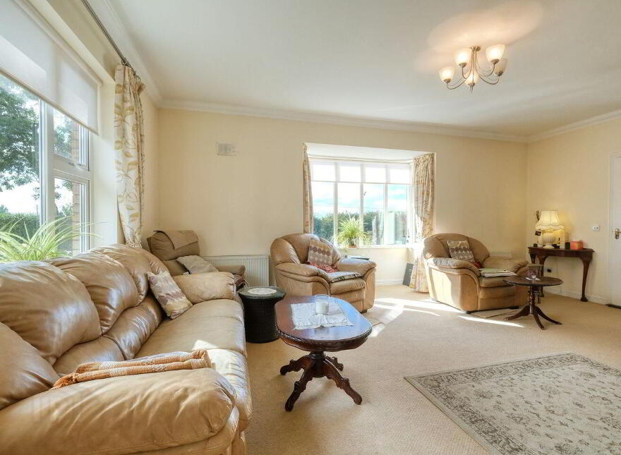 2 Tennis Court Lane, N39R6X0