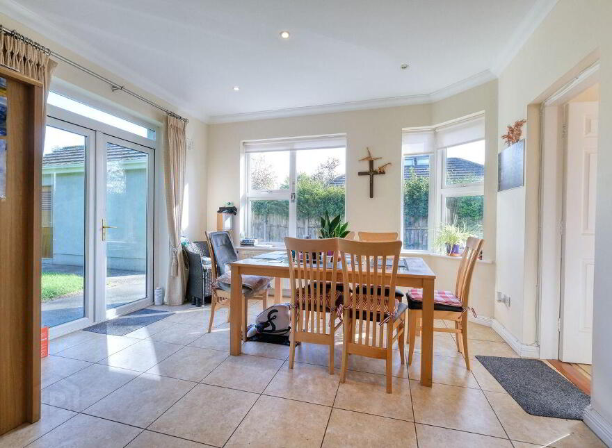 2 Tennis Court Lane, N39R6X0