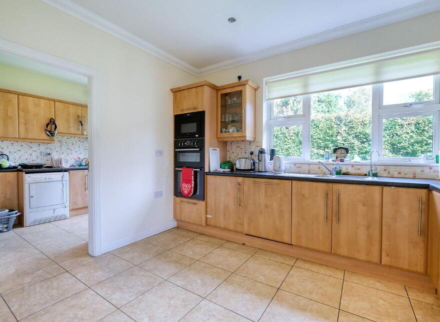 2 Tennis Court Lane, N39R6X0