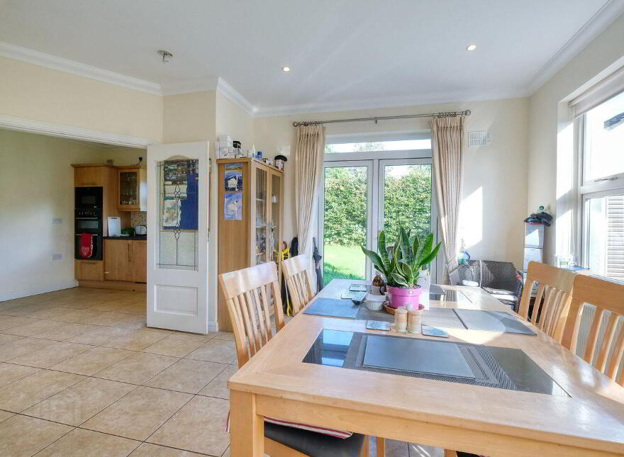 2 Tennis Court Lane, N39R6X0
