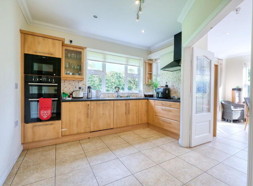 2 Tennis Court Lane, N39R6X0