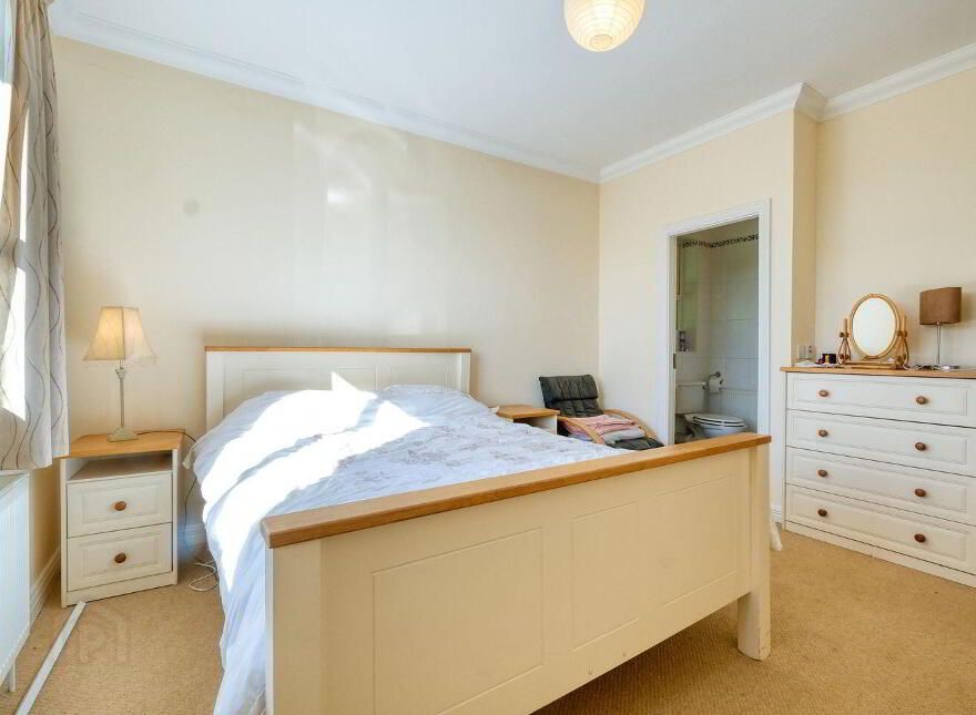 2 Tennis Court Lane, N39R6X0