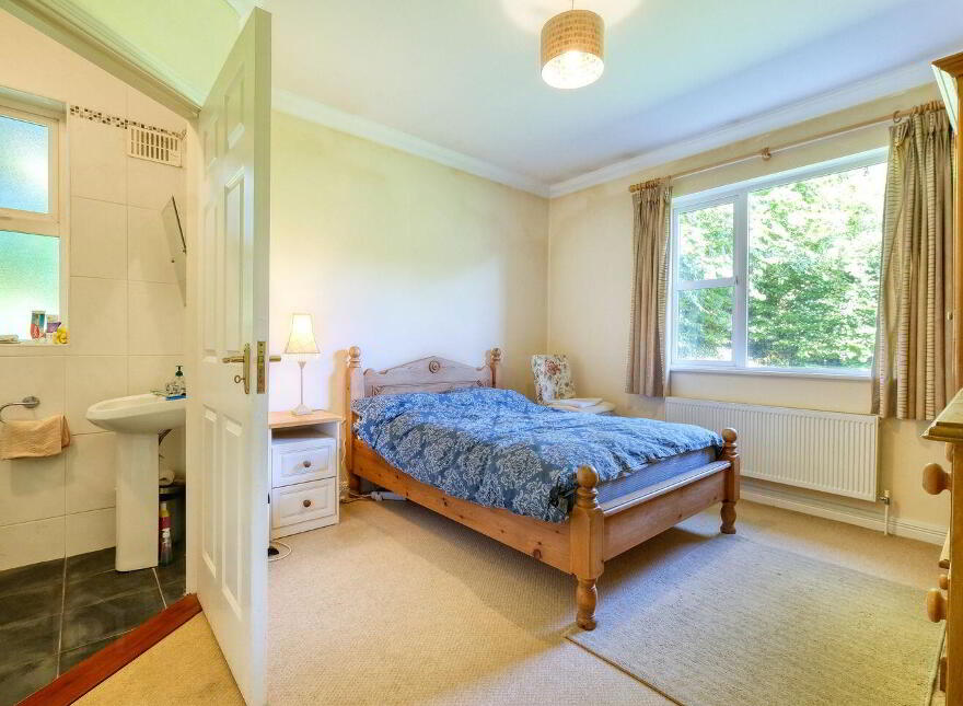 2 Tennis Court Lane, N39R6X0