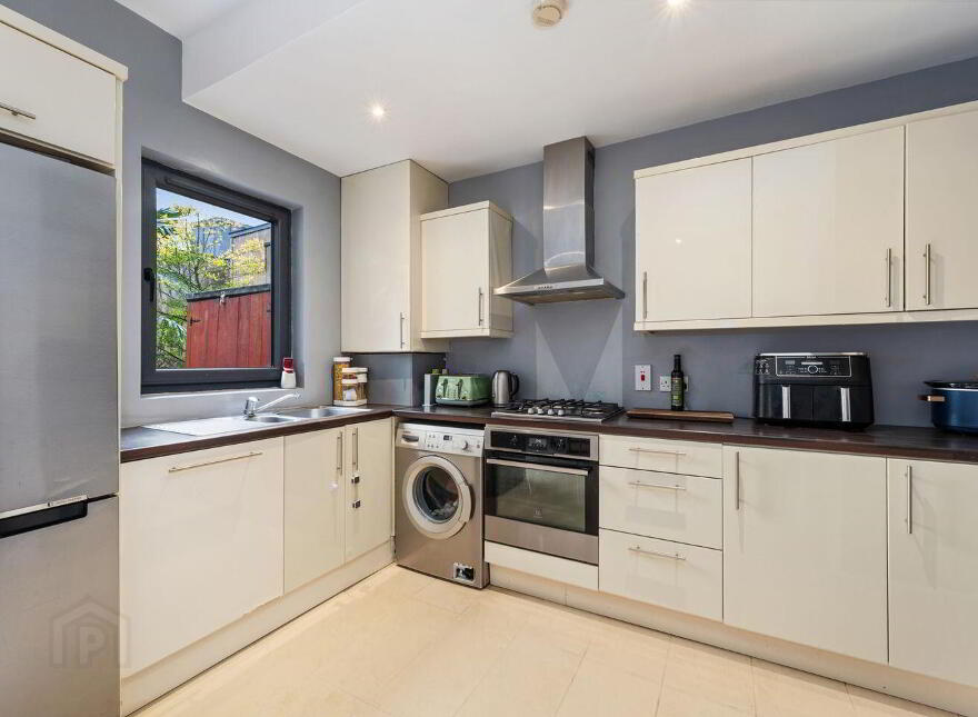 8 The Courtyard, Woodville, Glanmire, T45FX01