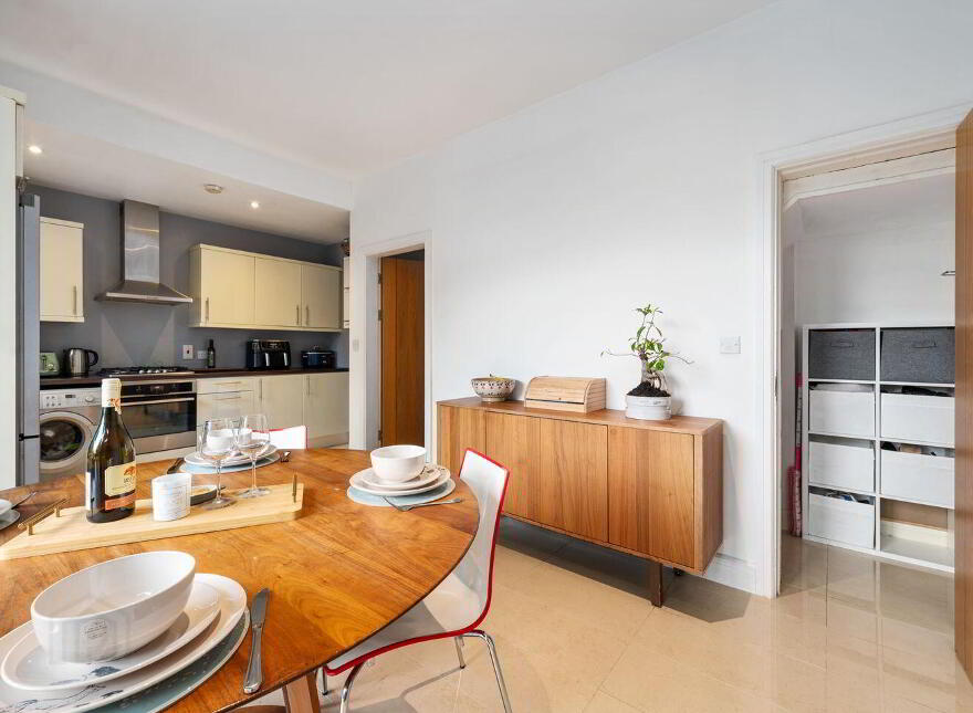 8 The Courtyard, Woodville, Glanmire, T45FX01