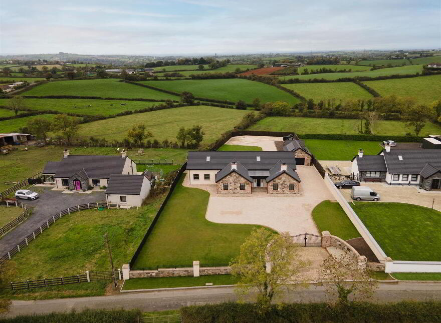 10 Tullyhenan Road, Banbridge, BT32 4EY