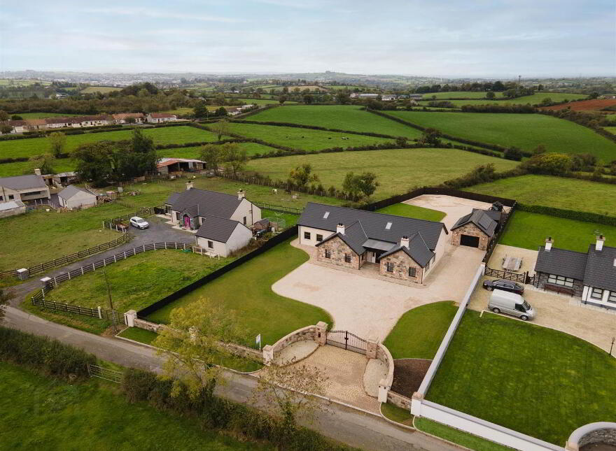 10 Tullyhenan Road, Banbridge, BT32 4EY