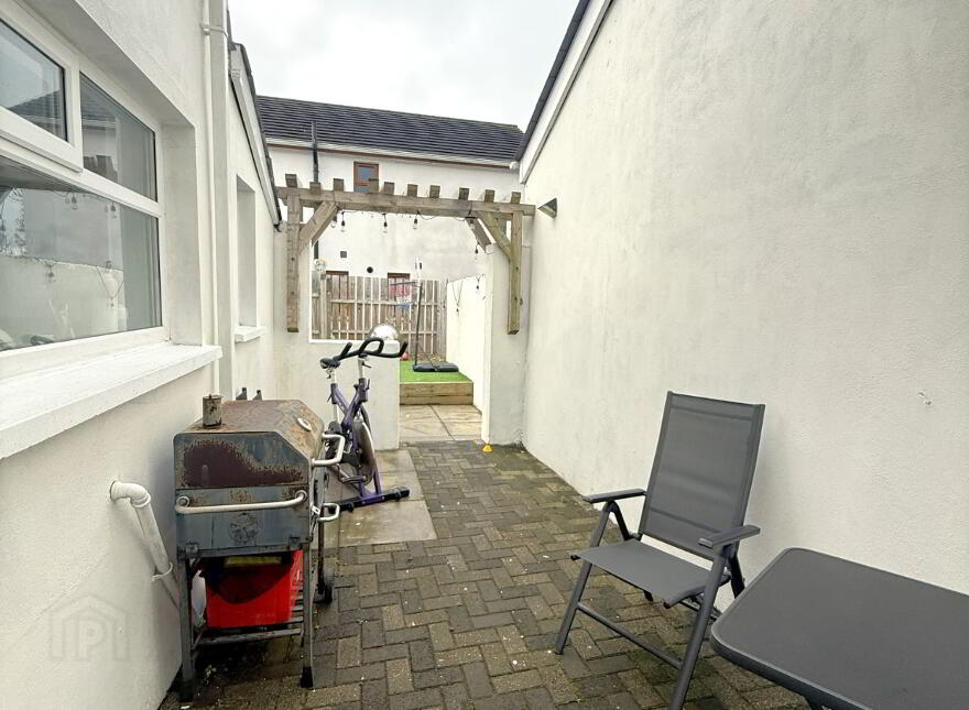 61 Antrim Road, Lisburn, BT28 3EB
