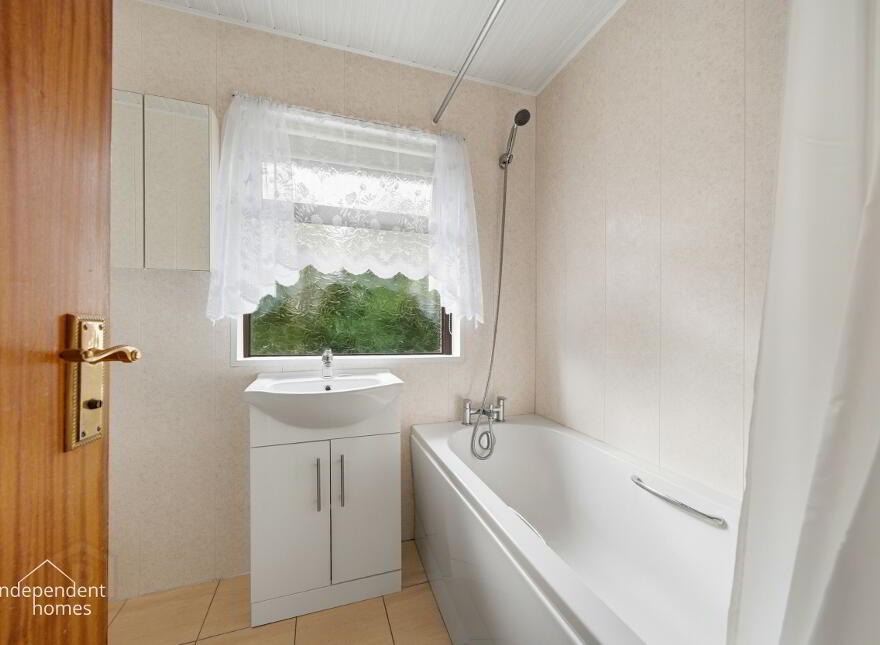 21 Fairway, Larne, BT40 2BB