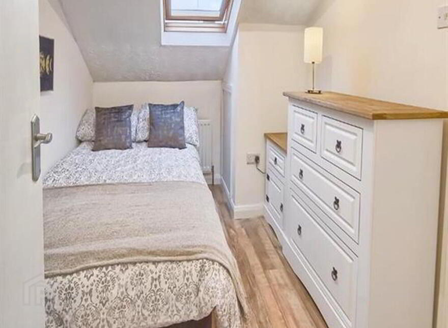 Room 4, 33 Farnham Street, Belfast, BT7 2FL