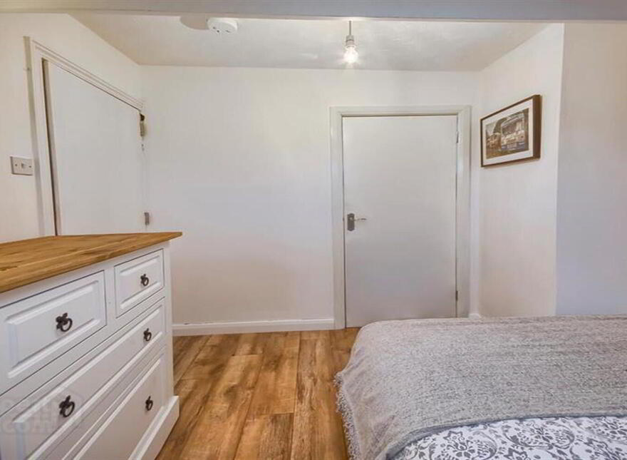 Room 4, 33 Farnham Street, Belfast, BT7 2FL