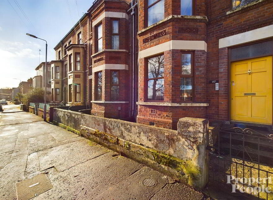 APT 2, 42 Castleton Gardens, Belfast, BT15 3BY