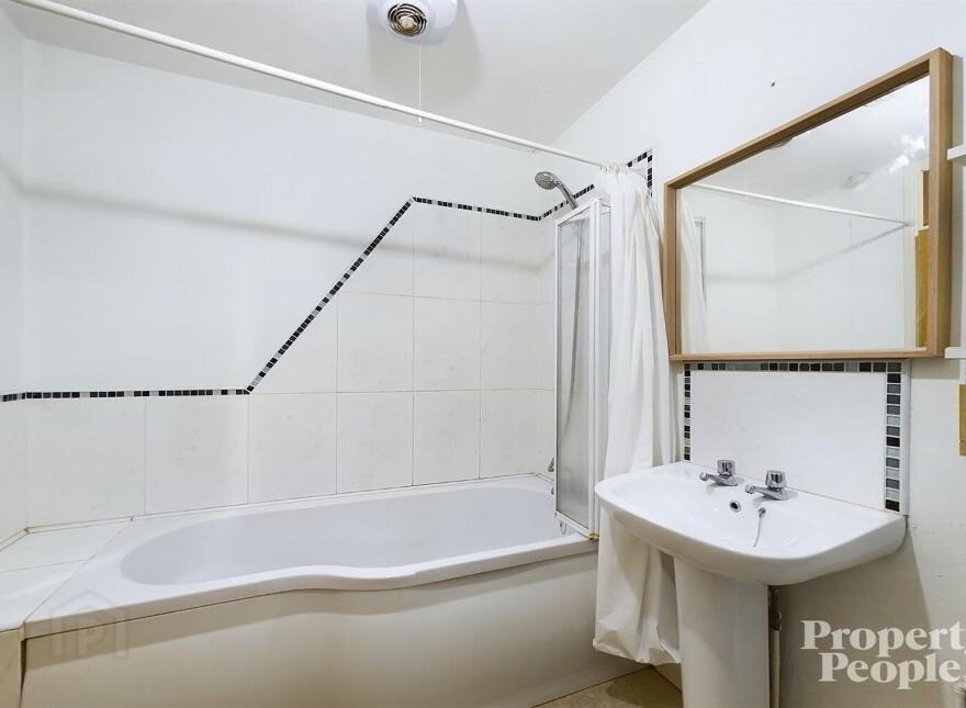 APT 2, 42 Castleton Gardens, Belfast, BT15 3BY
