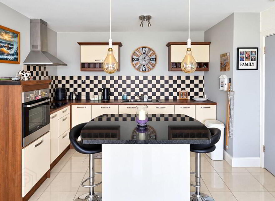 Apartment 3 Old Moore's, Wellington Square, Kilkee, V15Y223