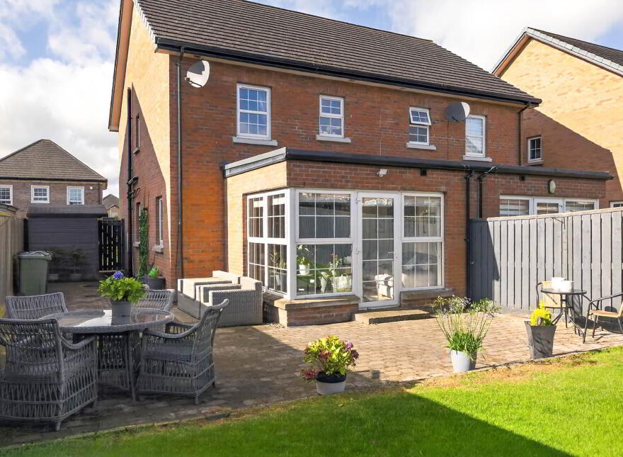 2 Meadow Crescent, Lisburn, BT28 3RN