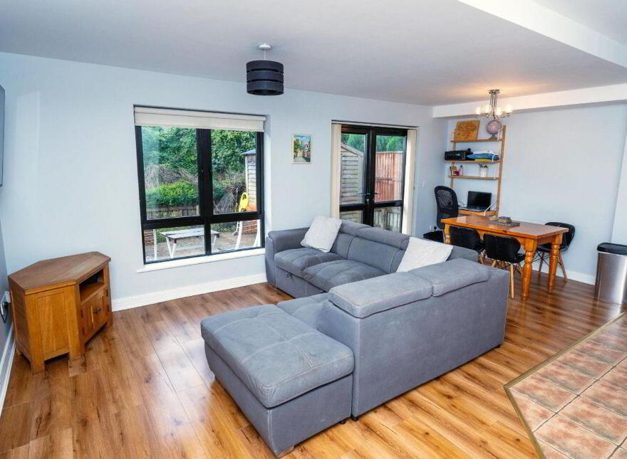 25 Macregol Cuirt, Birr, R42NY26