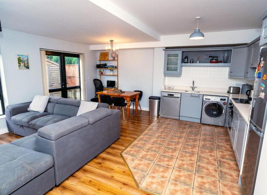 25 Macregol Cuirt, Birr, R42NY26