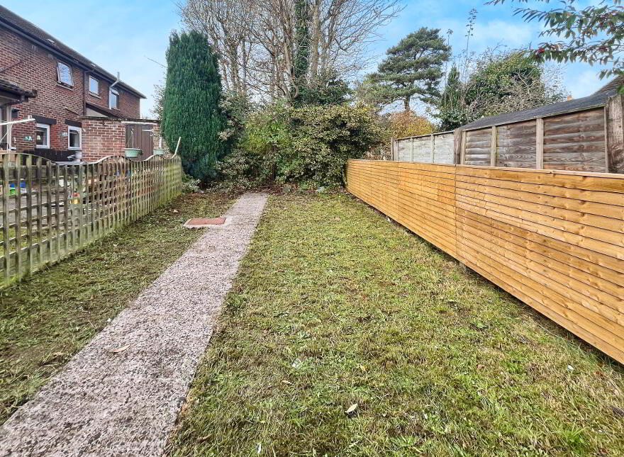 16 Lawnmount Crescent, Lisburn, BT27 4TT
