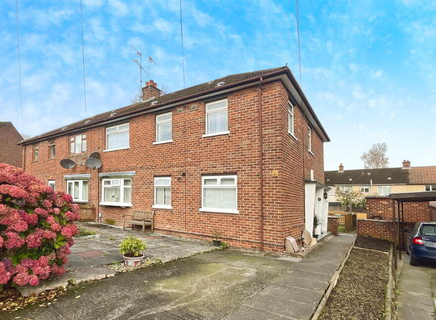 16 Lawnmount Crescent, Lisburn, BT27 4TT