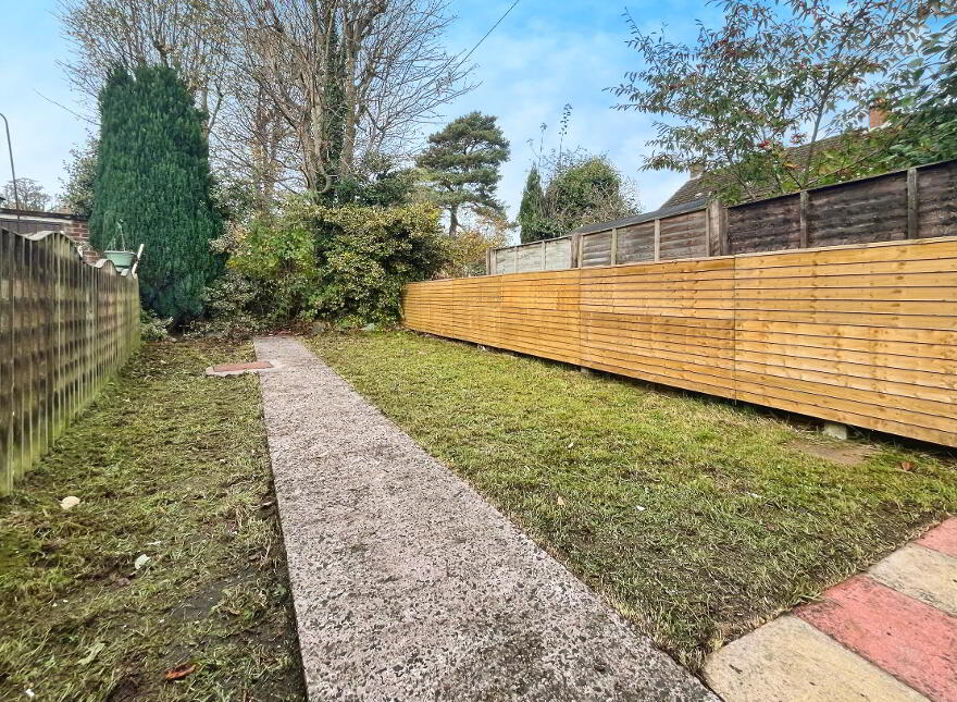16 Lawnmount Crescent, Lisburn, BT27 4TT