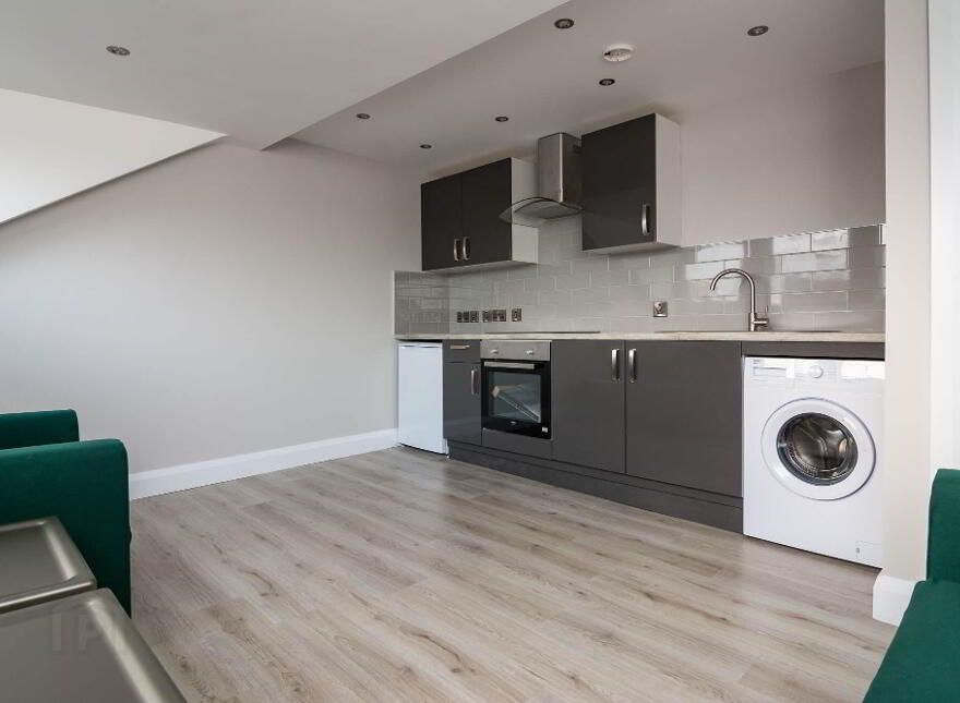 Apt 3, 10 Lower Crescent, Belfast, BT7 1NR
