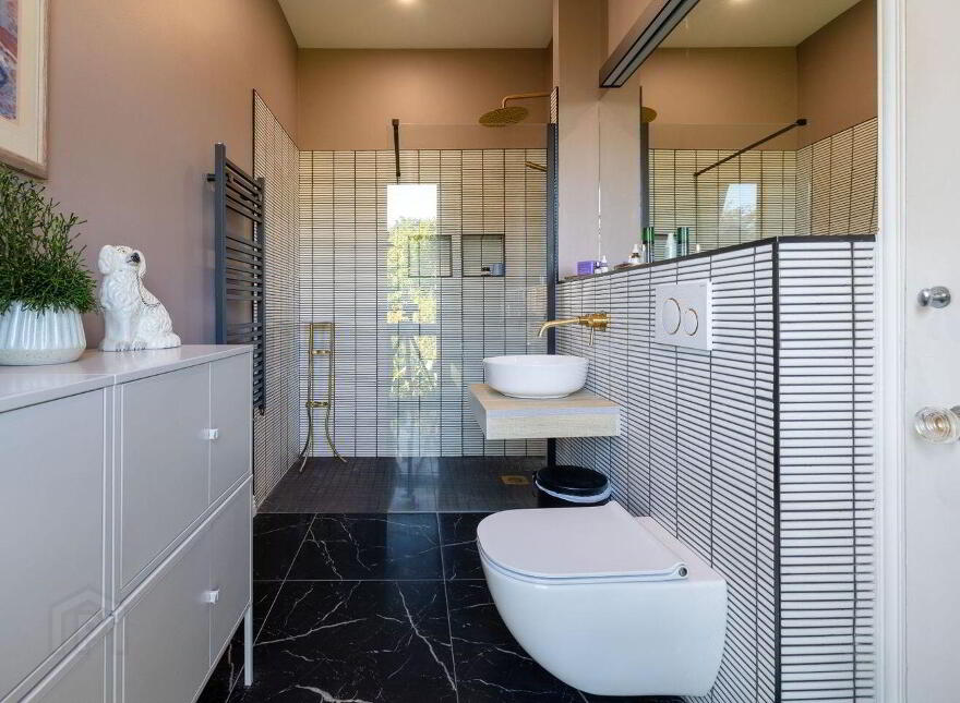 Lakemount, Barnavara Hill, Riverstown, T45X340