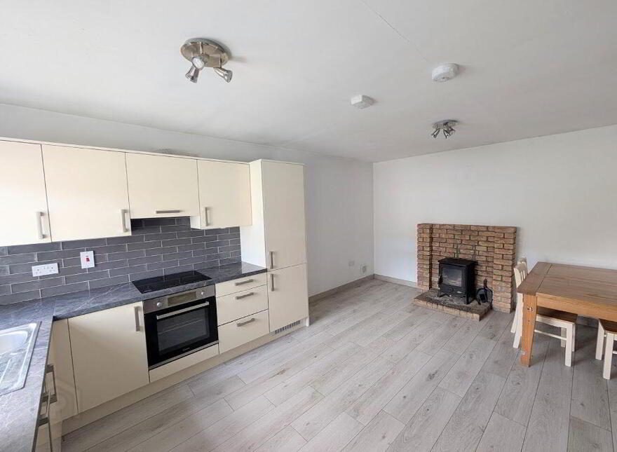10 Thomond Place, Nenagh, E45K225