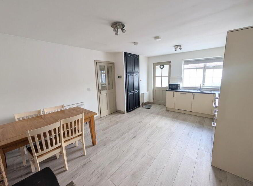 10 Thomond Place, Nenagh, E45K225