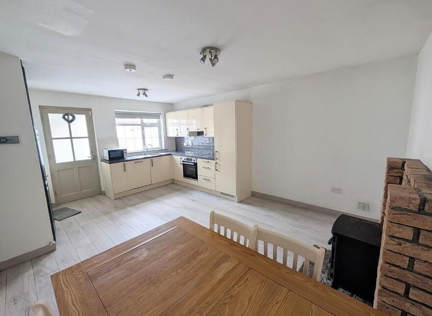 10 Thomond Place, Nenagh, E45K225