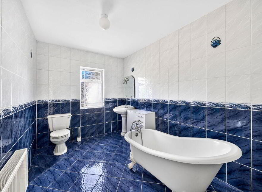 The Avenue, Ballyclare, Ferbane, R42VE40
